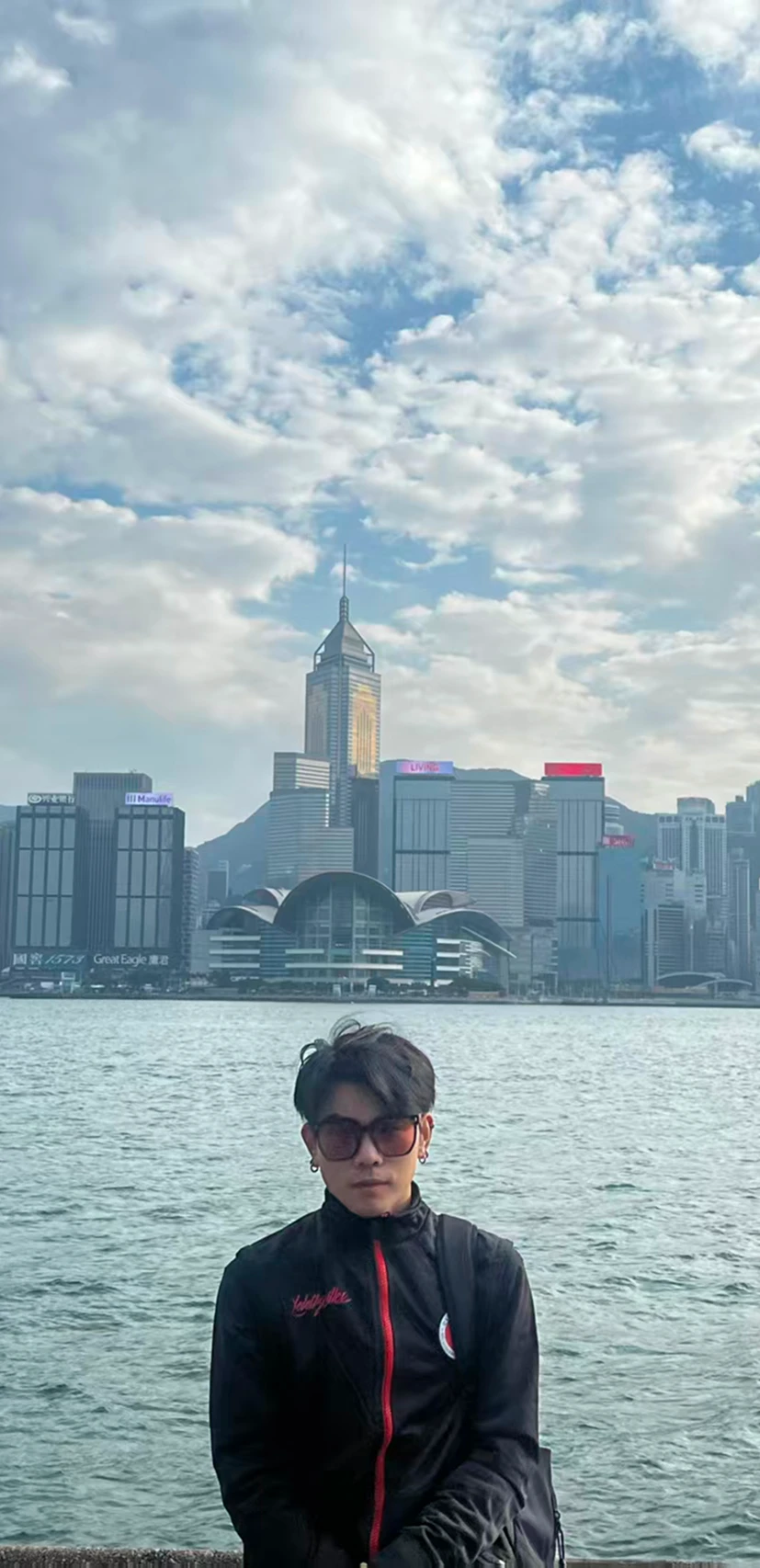 刘恪洋在城市海滨的个人照片
